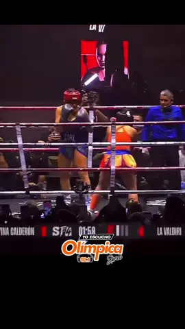 ¡Escándalo total en Stream Fighters 4! Yina Calderón huyó del ring ante Andrea Valdiri 😱 Lo que prometía ser la pelea más esperada de la noche duró menos de 10 segundos. Andrea Valdiri salió con toda su fuerza y Yina Calderón decidió abandonar el combate, dejando al público entre risas, sorpresa y abucheos.  El Coliseo MedPlus vibró con más de 15 mil personas presenciando este inesperado desenlace. 🥊🔥