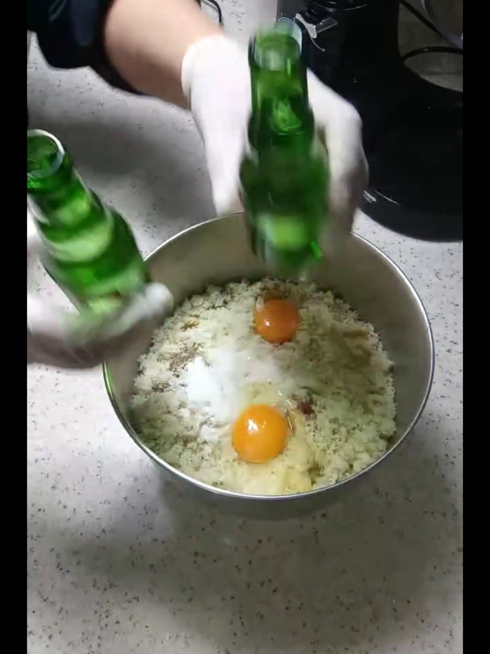 1 kg kıymayı işlemden geçirip hacim olarak piştiğinde 2 kg yapıyoruz lezzeti muhteşem azda olsa denemenizi tavsiye ederim karbonat ve maden suyu ölçüm azalmayın lütfen tam ölçüde 