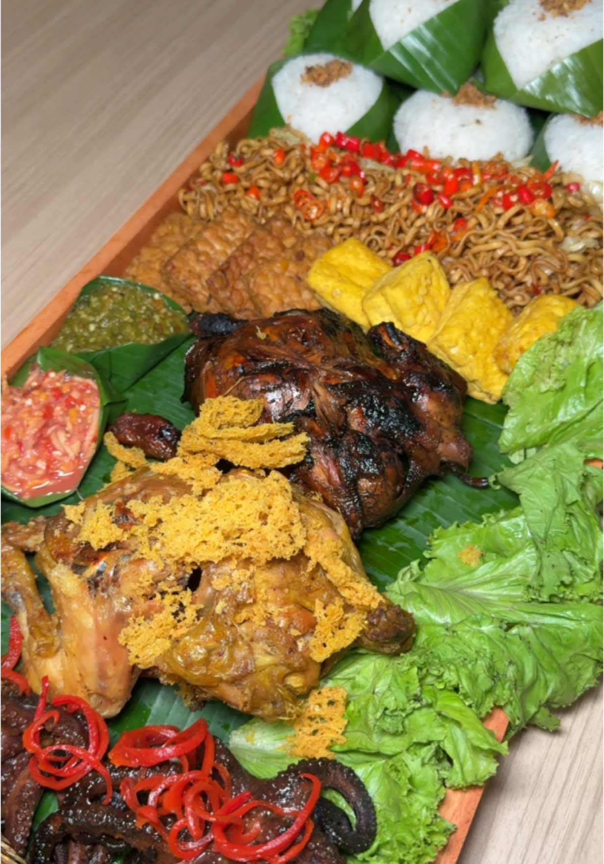 Botram modal 50 ribuan dapet penyetan satu meter! Hayu ah ajak adi lanceuk dan ibu pkk ngabotram disini!  #promoseruweekend #creatorsearchinsights #kulinerbandung #promoseruweekend #FoodFestOnTiktok #kulinerbandung #kulinertiktok #bandungkuliner #creatorsearchinsights #restosunda #makanansunda 