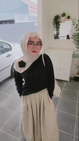 Berasa beli 2 kalo hijab nya ada inner nya kaya gini, bisa dijadiin 2 style juga 🤩 yuukk samaan co di keranjang kuning aku yah 👆☺️✨ #bergohijab #bergorayon #hijabinstan #bergoinstan #ootdhijab 