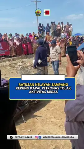 Sampang - Suasana laut di perairan Ketapang, Sampang, memanas. Ratusan nelayan bersama ibu-ibu nelayan dari pesisir pantura berbondong-bondong mengepung kapal survei milik perusahaan migas asal Malaysia, Petronas. Mereka menolak keras aktivitas survei di area Sumur Barokah yang dinilai mengganggu jalur tangkap ikan. Aksi para nelayan berlangsung dramatis. Menggunakan perahu dan kapal kayu, mereka mendekati kapal Petronas sambil membentangkan spanduk penolakan. Beberapa di antaranya bahkan nekat mendekat untuk menghentikan kegiatan survei di tengah laut. Ratusan Nelayan Ketapang Kepung Kapal Petronas di Laut Sampang Ratusan Nelayan Ketapang Kepung Kapal Petronas di Laut Sampang Foto: Istimewa Tokoh nelayan Ketapang, Winarno menyebut, aksi ini merupakan bentuk kekecewaan mendalam terhadap ketidakjelasan kompensasi bagi nelayan yang terdampak aktivitas migas. 