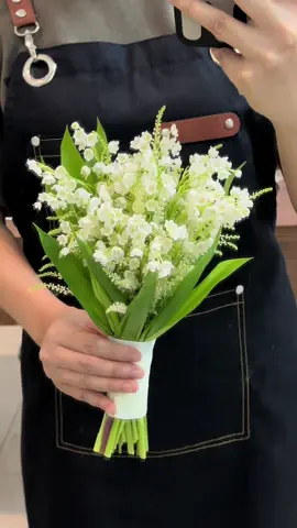 Bó hoa nhỏ xíu mà ‘chất lượng cao’  cô dâu chọn đúng kiểu ‘vừa xinh vừa sang luôn á  #hoacamtaycodau #wedding #hoacuoi #hoacuoilinhlan #tiemhoathangsau 