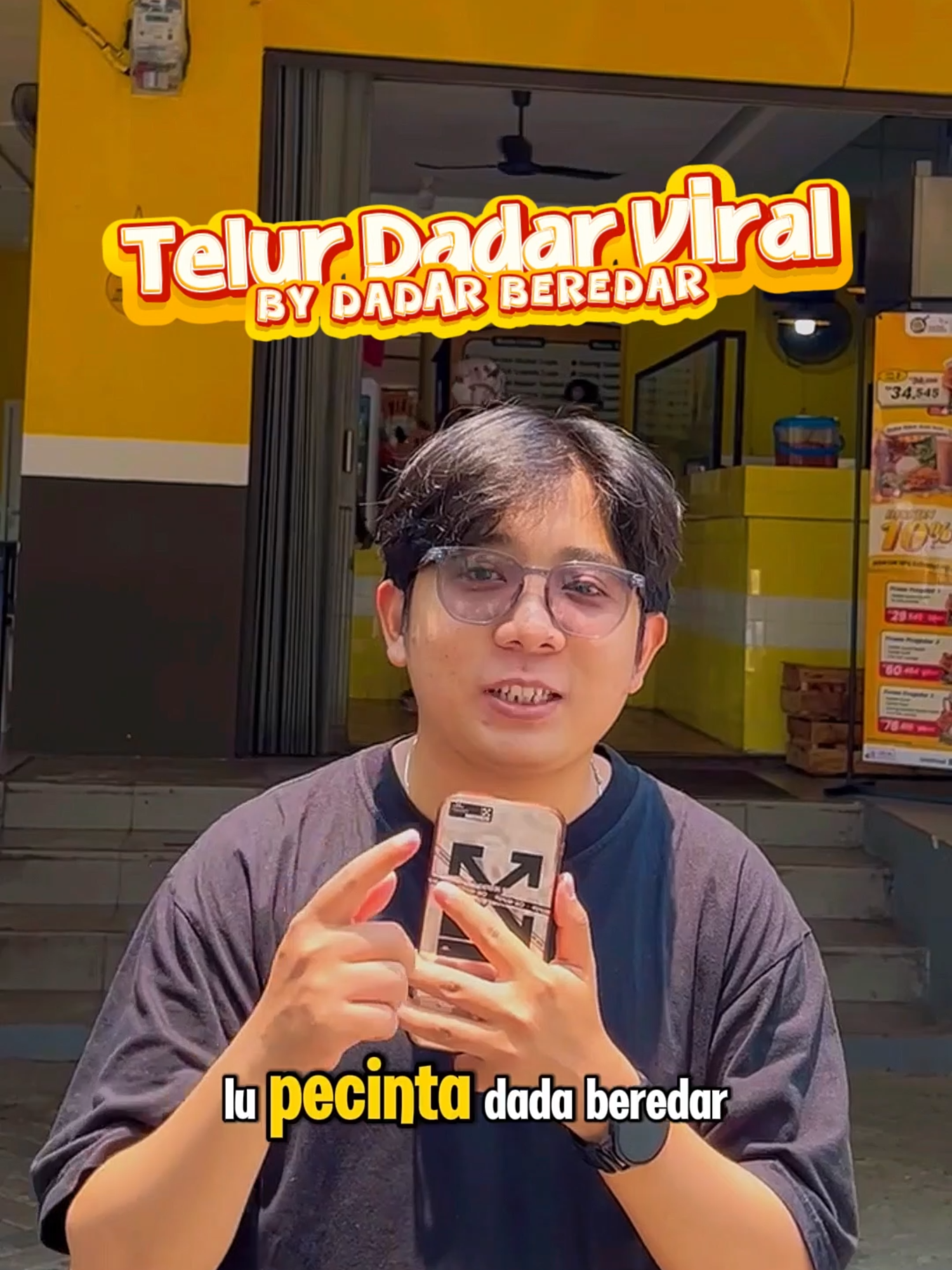 Lagi rame banget nih di Taman Palem! 🍽️ Promo baru “PENGEDAR” dari Dadar Beredar cuma 29 ribuan udah dapet ayam suir, telur, nasi, plus ES TEH JUMBO 🧊🤯 @dadarberedarofficial Harga warung, rasa bintang lima ⭐ #DadarBeredar #Pengedar #ReviewMakanan #KulinerJakartaBarat #kuyciak #tamanpalem #jakartabarat #kulinertamanpalem #kulinerjakbar #dadar #babecabita #kingabdi #reviewmakanan