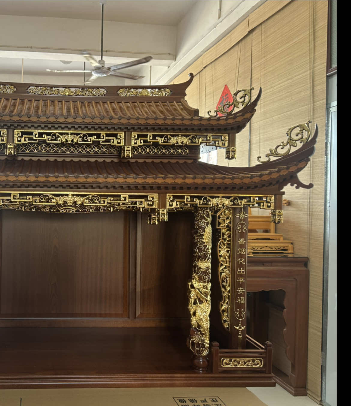 上了金箔果然就是不一樣哇～#神龕 #一昭福 #貼金  #手藝人 #工藝品 