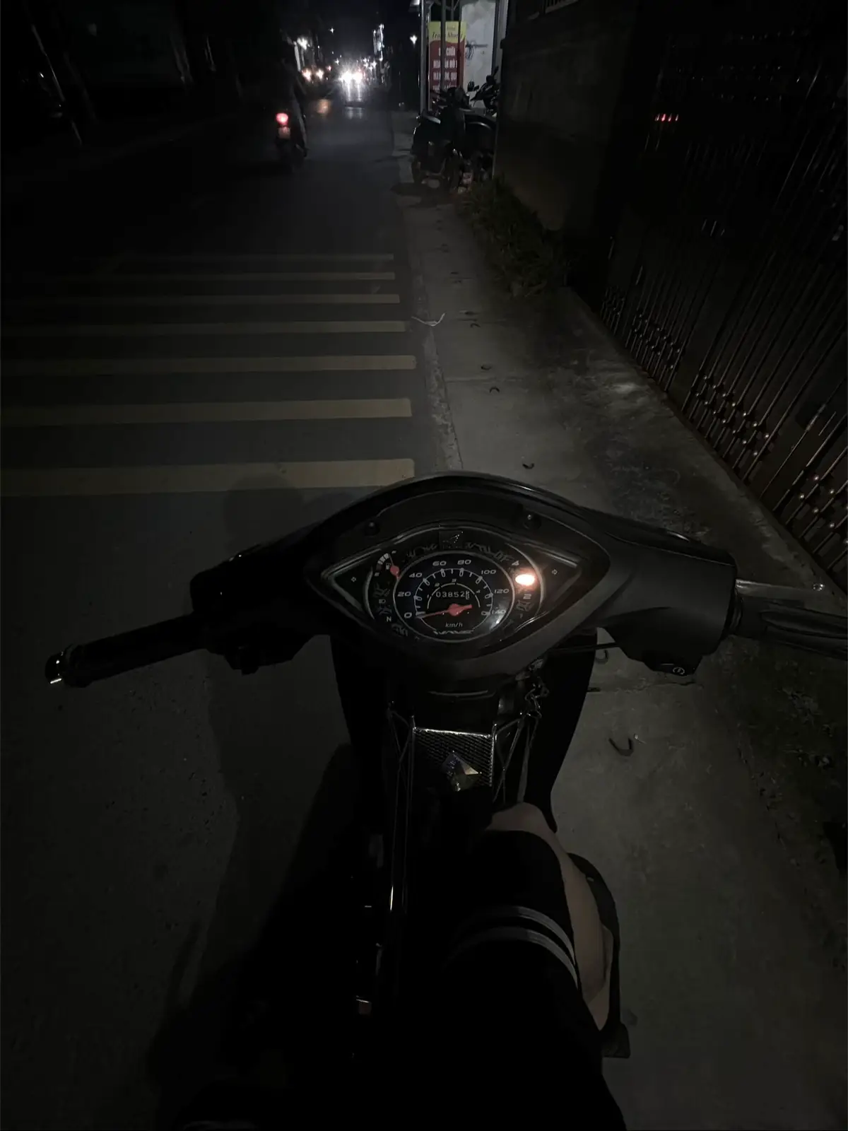 来，最痛的不是失去，而是眼睁睁看着你幸福地牵着别人的手