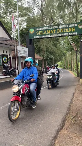 19 Oktober 2025 pukul 05.00 WIB kami menerima laporan dari masyarakat yg melintas bahwa telah terjadi kecelakaan tunggal di jalan lintas Malang-Lumajang. Korban diduga mengalami rem blong dan membanting stir sehingga terpental dan masuk jurang. Kondisi korban berinisial A (23) MD di tempat dan AD (20) kritis. Keduanya merupakan warga Lumajang yang melintas ke arah Malang. Dimohon untuk selalu berhati-hati dan cek kondisi kendaraan bagi wisatawan bromo maupun masyarakat yg melintas🙏🏻 #kabarbromo #kabarmalang #kabarlumajang #bromo #bromotenggersemeru 