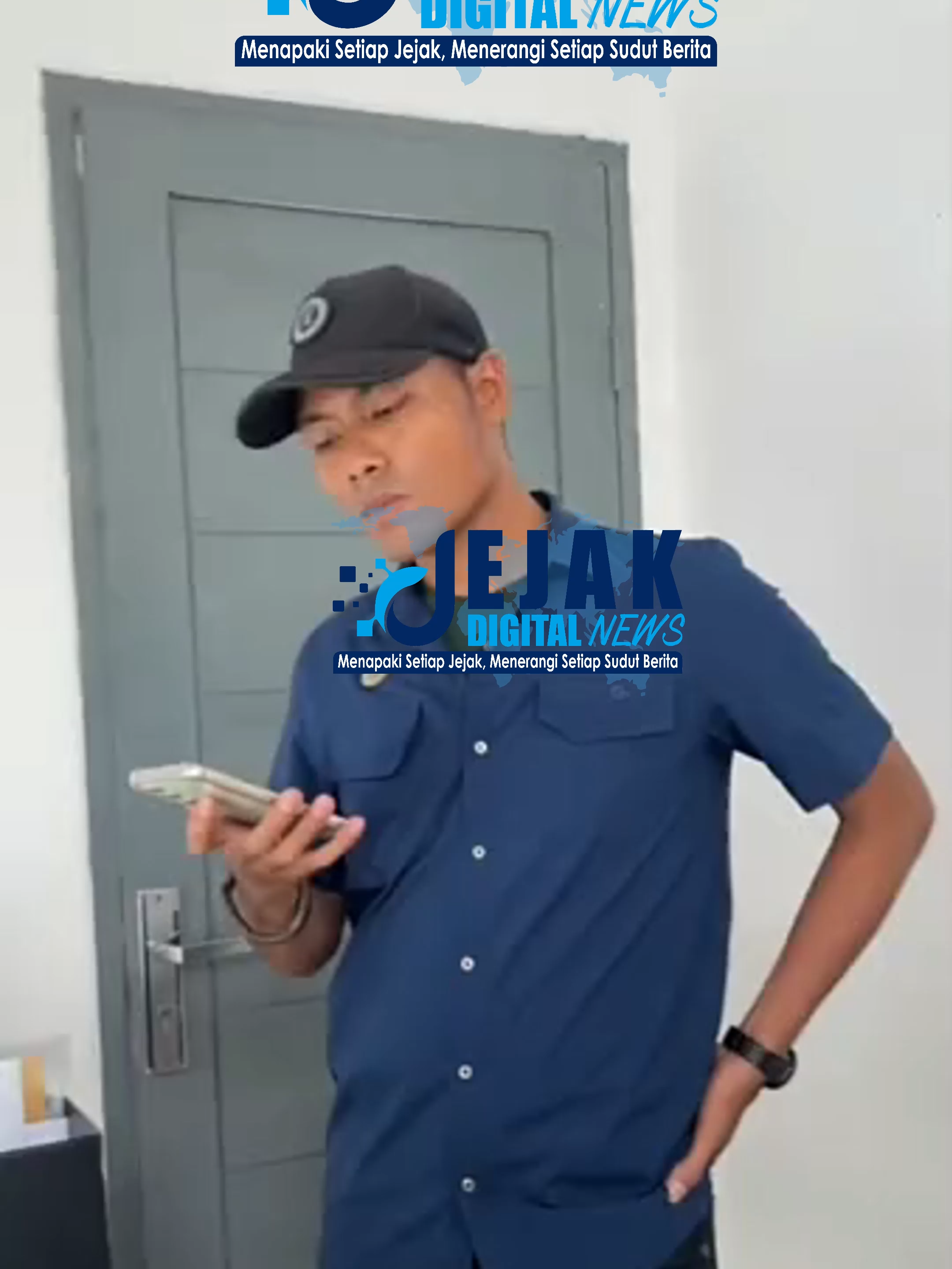 𝐕𝐢𝐫𝐚𝐥! 𝐒𝐞𝐨𝐫𝐚𝐧𝐠 𝐖𝐚𝐧𝐢𝐭𝐚 𝐝𝐢 𝐁𝐞𝐤𝐚𝐬𝐢 𝐔𝐧𝐠𝐤𝐚𝐩 𝐃𝐮𝐠𝐚𝐚𝐧 𝐊𝐞𝐤𝐞𝐫𝐚𝐬𝐚𝐧 𝐝𝐚𝐧 𝐏𝟑𝐥𝟑𝐜𝟑𝐡𝟒𝐧 𝐨𝐥𝐞𝐡 𝐀𝐭𝐚𝐬𝐚𝐧 𝐝𝐢 𝐓𝐞𝐦𝐩𝐚𝐭 𝐊𝐞𝐫𝐣𝐚 Bekasi, 17 Oktober 2025 — Publik digemparkan oleh pengakuan seorang wanita yang mengungkap dugaan kekerasan dan p3l3c3h4n di lingkungan kerja yang dilakukan oleh atasannya di KASPPG Kota Bekasi, Jawa Barat. Kasus ini mencuat setelah korban membagikan rekaman CCTV dan kesaksiannya melalui media sosial. Dalam laporan yang beredar, pelaku yang disebut bernama M. Kevin Pradana diduga melakukan tindakan tidak pantas, k3k3r4s4n, serta tekanan mental terhadap bawahannya saat berada di ruang kerja. Video CCTV yang diunggah korban memperlihatkan momen ketika pelaku diduga melakukan tindakan melewati batas profesionalitas. “Saya sudah berkali-kali mendapatkan tekanan, kekerasan verbal, bahkan perlakuan tidak senonoh dari atasan sendiri di tempat kerja,” ungkap korban dalam unggahan di akun pribadinya. Korban juga mengungkap bahwa dirinya bukan satu-satunya yang mengalami hal tersebut. Ia menyebut ada empat korban lain yang juga merasakan tindakan serupa dari pelaku. “Kami akan menuntut keadilan dan membawa kasus ini ke ranah hukum,” tegasnya. vidio viral dan menuai ribuan komentar dari warganet yang memberikan dukungan moral serta desakan agar pihak berwenang segera menindaklanjuti dugaan p3l3c3h4n di tempat kerja ini. Sementara itu, hingga berita ini diturunkan, pihak KASPPG Kota Bekasi maupun terduga pelaku belum memberikan keterangan resmi terkait tuduhan yang beredar. Namun, pihak kepolisian disebut telah menerima laporan dan tengah melakukan pendalaman atas bukti-bukti yang disampaikan korban. Kasus ini menyoroti kembali pentingnya perlindungan terhadap pekerja dari kekerasan dan pelecehan seksual di tempat kerja, serta kebutuhan akan sistem pengawasan dan pelaporan yang lebih kuat agar kejadian serupa tidak terulang. #Bekasi #KasusViral #KekerasanKerja #PelecehanDiTempatKerja #KASPPGBekasi #ViralIndonesia #BeritaViral #KorbanBerbicara #KeadilanUntukKorban #ViralHariIni #BeritaBekasi #StopPelecehan #StopKekerasan #PerempuanBerdaya #ViralSosmed #PolresBekasi #PengungkapanKasus #DukungKorban #BeritaTerkini #IndonesiaUpdate #TrendingTopic#AuditDanaDesa #newsindonesia #PencurianSaatHujan #ViralIndonesia