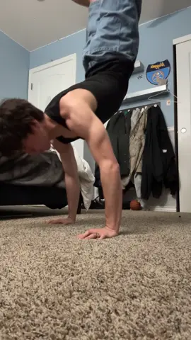 tiger bend push up into hspu version #physique #calisthenics #handstandpushup #workout #strength 