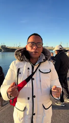 Xưởng đóng tàu kolo tại sông Nhe Va 