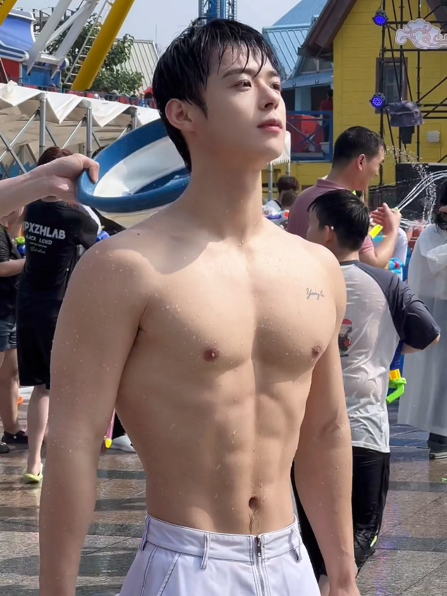 夏日炎炎不玩水玩什么 #天津欢乐谷 #pogo电音节 #宽肩窄腰