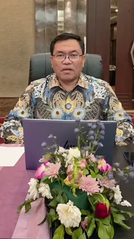 info terbaru hari ini gess  BGN Hapus 1.414 Usulan SPPG Tak Berprogres Nomor: SIPERS-287/BGN/10/2025 Siaran Pers • 17 Oktober 2025 ￼ Sumber: Doc. Biro Hukum dan Humas BGN Jakarta – Badan Gizi Nasional (BGN) memastikan portal mitra Satuan Pelayanan Pemenuhan Gizi (SPPG) untuk Program Makan Bergizi Gratis (MBG) masih ditutup sementara waktu. Penutupan ini dilakukan seiring proses analisis dan evaluasi terhadap ribuan usulan calon mitra yang telah masuk. Wakil Kepala BGN Sony Sonjaya menjelaskan, evaluasi menyeluruh dilakukan karena terdapat 1.414 usulan SPPG yang dihapus akibat tidak menunjukkan perkembangan selama lebih dari 45 hari. “Usulan yang tidak menunjukkan progres dalam waktu lama akan menghambat calon mitra lain yang serius ingin membangun SPPG untuk mendukung program MBG. Karena itu, kami hapus dari sistem,” tegas Sony di Jakarta, Jumat (17/10). Sony menjelaskan, proses pengajuan SPPG terdiri atas dua tahap, yaitu verifikasi pengajuan dan proses persiapan. Pada tahap kedua, calon mitra yang telah lolos verifikasi baru diperbolehkan membangun atau merenovasi bangunan menjadi SPPG. “Calon mitra yang belum lolos verifikasi tidak diperkenankan melakukan pembangunan atau renovasi sebelum memperoleh persetujuan resmi dari BGN,” ujarnya. Ia menambahkan, pembukaan pendaftaran mitra baru akan dilakukan secara bertahap setelah proses evaluasi selesai, dan hanya untuk wilayah kecamatan yang masih kekurangan SPPG berdasarkan kebutuhan penerima manfaat—yakni balita, ibu hamil dan menyusui, serta peserta didik. Biro Hukum dan Humas Badan Gizi Nasional sppg cipanengah yayasan sakinatul husna alfarabi @badangizinasional.ri @gerindra @sppg.sakinatulhusnacidahu2 