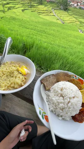 MasyaAllah nikmat nya makan sederhana dgn view sawah #warungbuyaticisalada #cisalada #teraseringpanyaweuyan #fyp #xyzbca 