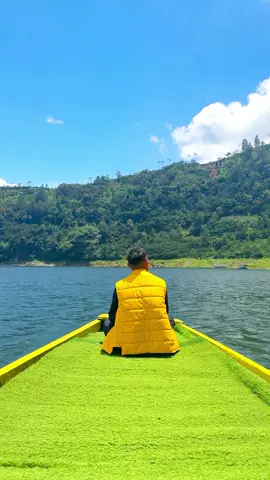 Tenang bukan berarti sepi. Kadang, di sanalah kita menemukan diri sendiri.   Telaga Menjer vibes ✨🍃 #telagamenjer #telagamenjerwonosobo #exploredieng #wisatadieng #fyp 