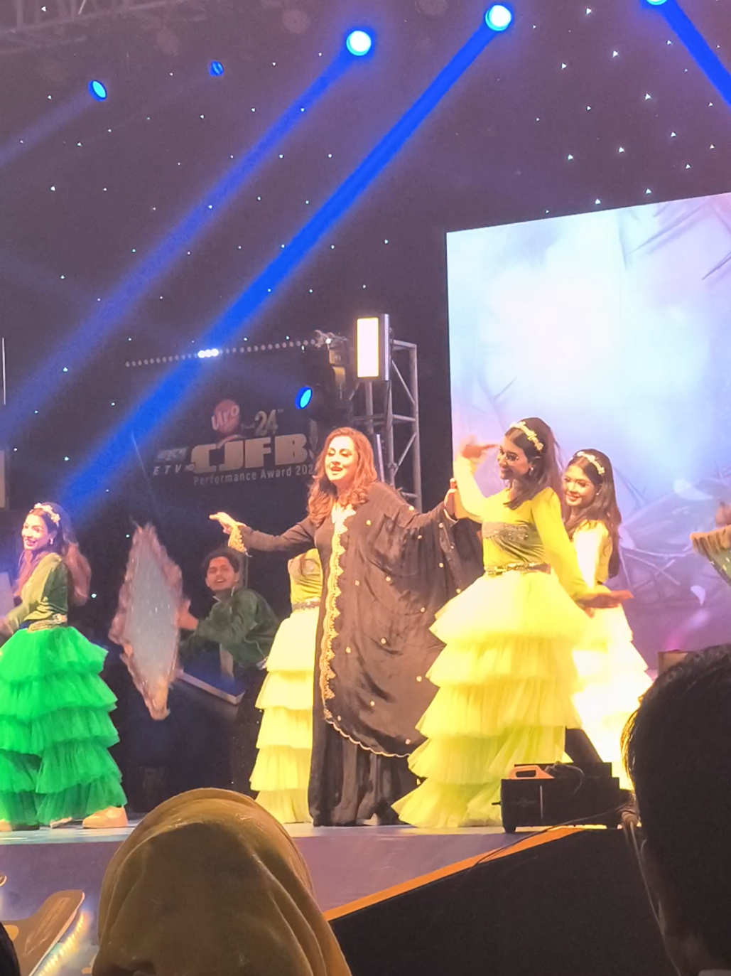 Purnima stole the spotlight with grace #evergreen #purnima #dance #awards #filmstar 