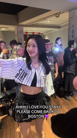 MY BESTIE GOT TO DO HEARTS WITH BOTH OF MY BIASES OMGGG I offered her my seat so she can finally have her moment I’m so happy for her #stayc #kpop #kpopfyp #boston 
