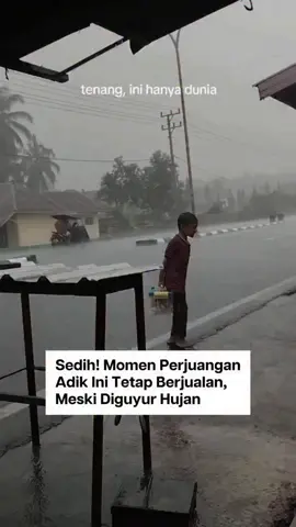 Pernah di posisi itu, karena hujan dagangan gorengan cuman laku 2 pcs 💔💔 #viralvideo #fyp #foryou #viral #foryoupage 