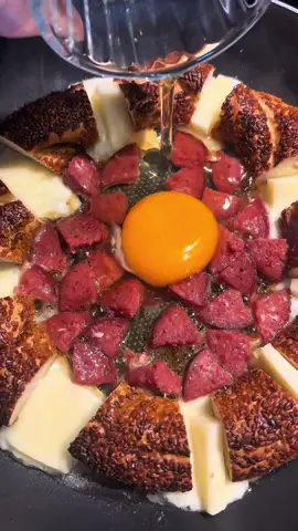 Kahvaltı alternatifi 😋 Malzemeler: Simit  Kaşar peyniri  Tereyağı  Sucuk Yumurta  . #yum #yummy #delicious #asmr #fypage 