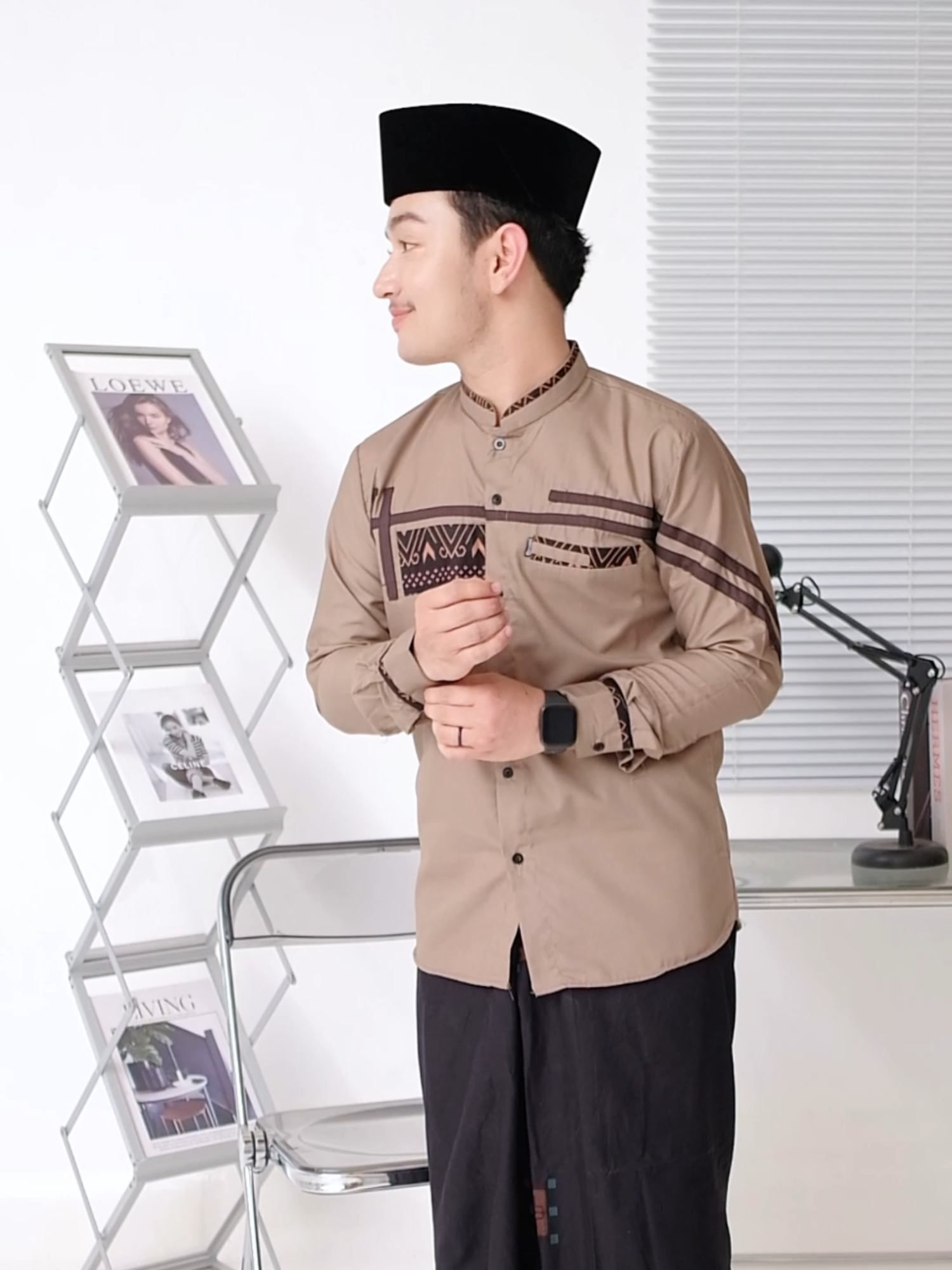 Katanya pakaian bisa jadi cermin karakter. Kalau koko ini? Elegan & berkelas.  📌 Klik keranjang sekarang juga! #bajukokopriadewasa #kokolenganpanjang #kemejakoko #fashionmuslim #elrumi