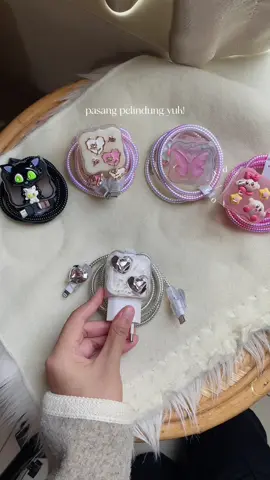 Ready berbagai macam type Yukk udah saatnya pakein charger kamu outfit juga biar ga rusak dan kotor😍🫵🏻 Ini type Infinix 18Watt yaa!! #pelindungcharger #pelindungkabel #tutorial #tiktokshop #fypp 