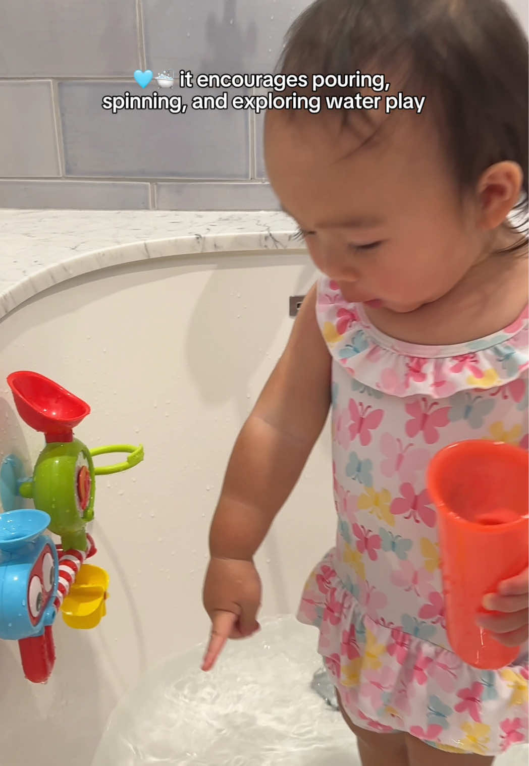 Don’t walk… run. This Spin ’n’ Sprinkle Water Lab from @Yookidoo Bath Toys & Baby Gyms is the only reason bath time isn’t chaos 🛁🫧🙌🏻 found ours at @Barnes & Noble   #bathtoy #educationaltoy #toddlerfinds #babiesoftiktok #sensorytoy 