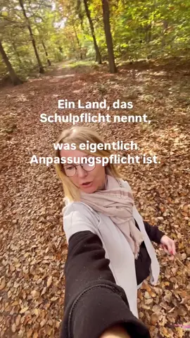 Ich sag’s dir ehrlich – irgendwann merkst du einfach, dass es in der Schule nicht ums Lernen geht. Es geht ums Stillsein, um Leistung, um Reinsitzen und Funktionieren. Darum, dass Kinder lernen, was man sagen darf – und was besser nicht. Und das nennen sie dann Bildung. Mich macht das wütend, weil genau da das Denken aufhört. Und weil Kinder, die anders sind, sofort als schwierig gelten. Folg mir, wenn du willst, dass Kinder wieder lernen dürfen – und nicht nur gehorchen. #findedenfehler #bildungssystem #systemkritisch #freiheitstattpflicht #familienrealität 