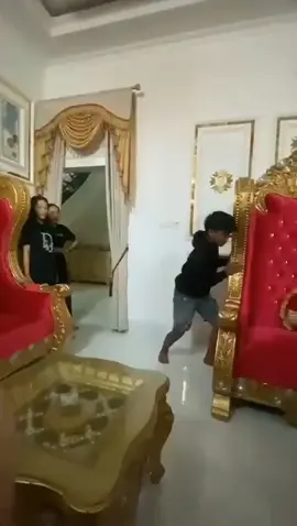Rumahnya Sudah Dibangun Dengan Mewah, Datang Mertua Diduga Klaim Tanah Miliknya Hingga Mengusir Menantu Dengan Mengangkut Barang-Barangnya. Lokasi: welado kab Bone 