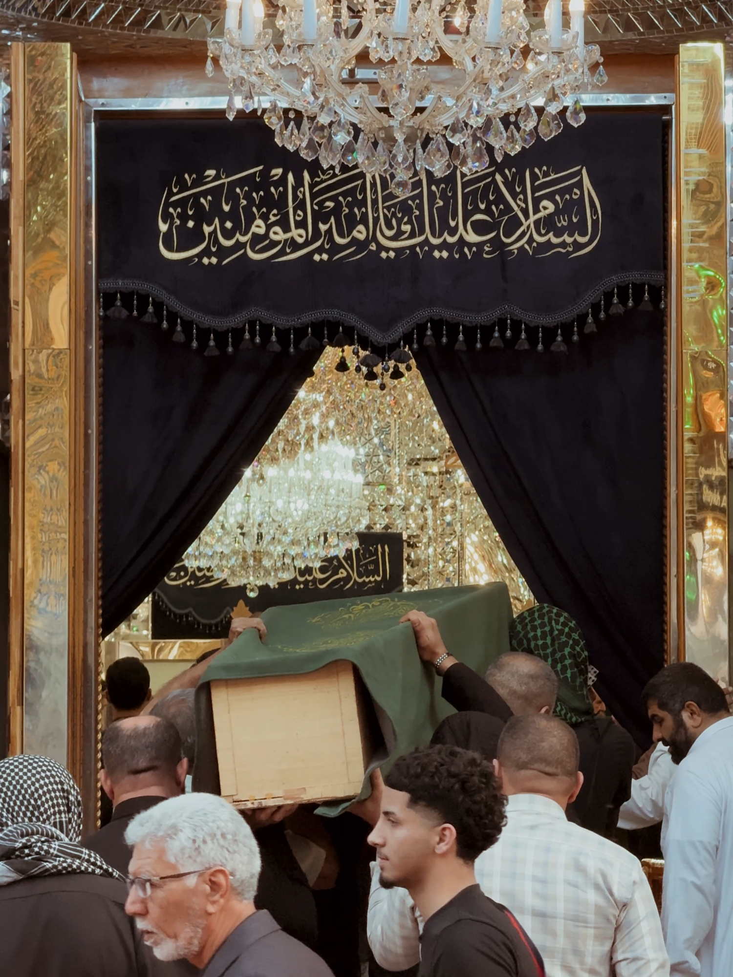 السَّلامُ عَلى صاحِبِ الشَّفاعَةِ في يَوْمِ الْوَرْى