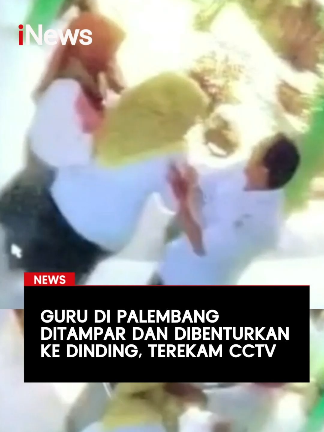 Guru Sekolah Menengah Atas (SMA) di Palembang, Sumatera Selatan bernama Yuli Mirza (58) dianiaya oleh rekan kerjanya. Korban yang berstatus Pegawai Negeri Sipil (PNS) itu ditampar oleh pelaku guru PPPK berinisial SR. Aksi pelaku pun terekam kamera CCTV sekolah.  Akibatnya, korban harus menjalani perawatan di rumah sakit akibat mengalami luka lecet di pipi dan pembengkakan di kepala akibat perbuatan terlapor. Kemudian korban melaporkannya ke Polsek Sako atas dugaan tindak pidana penganiayaan.  Baca selengkapnya: https://www.inews.id/   #Viral #Guru #Palembang #BeritaHariIni #iNews