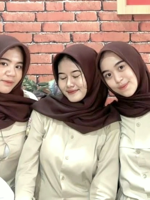 foto bertiga nih #viral #cantik #masukberanda #fyp #tren 