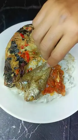 mari makan gaiiiiiiss 🤩  makan pakek pecak terong 🍆+sambal dan ikan asin  #lapar #mukbang #masakansimp #makan #masakanrumahan 