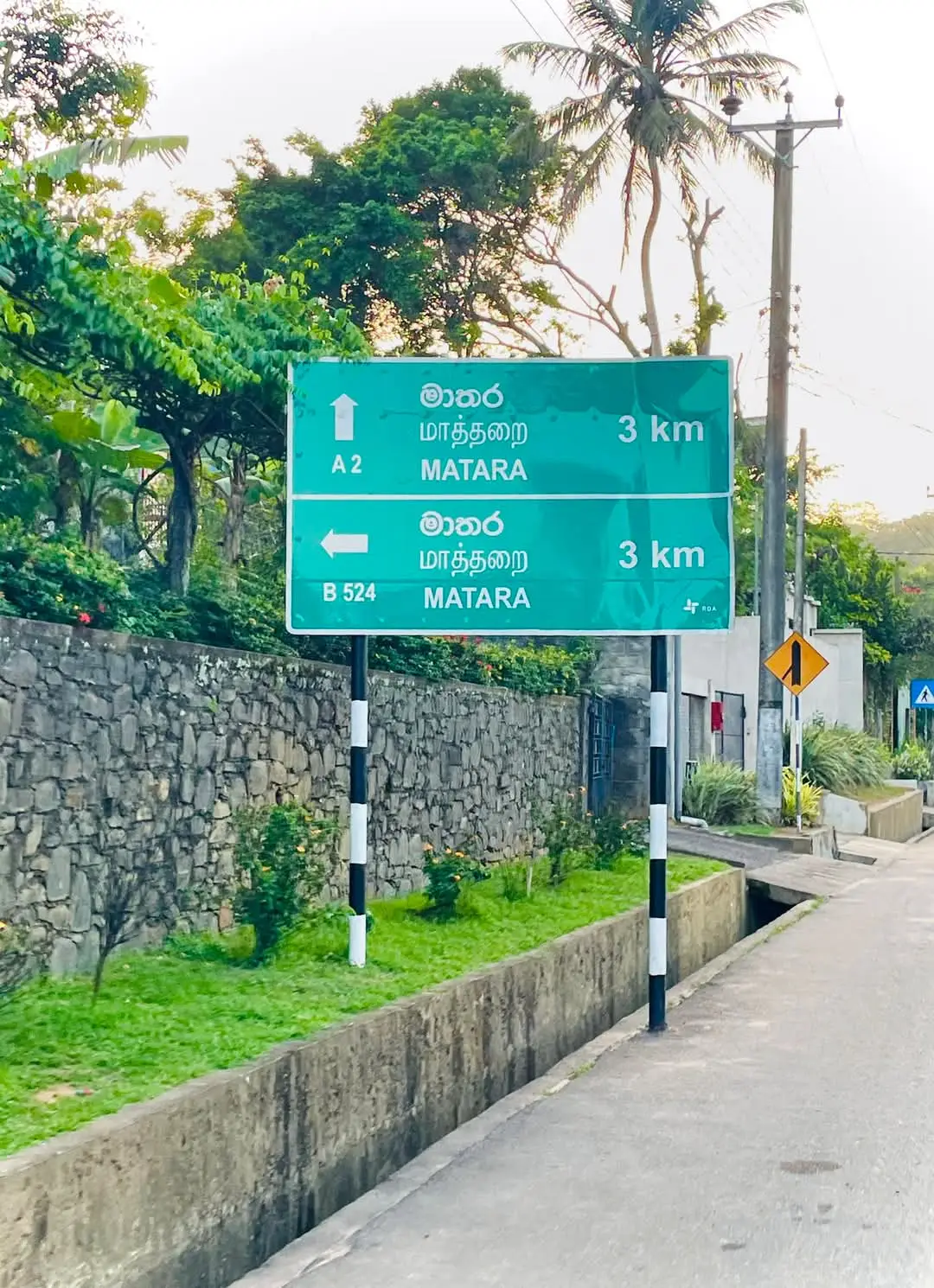 එකම ගමනාන්තයක්,එක හා සමාන දුරක්,මාර්ග දෙකක්,නමුත් තෝරා ගන්නා මාර්ගය අනුව එක් අයෙකුට පමණක් සාගරය හමු වේ. (B524👌) #trending #viral #onemillionaudition #viralvideo #viraltiktok  📷 Gayan sanjeewa