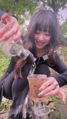 좋은 생각과 좋은 경험을 끊임없이 계속 콸콸 부어줍시다🌊 참고로 더러운 물 아니고 에스프레소 가루임😃 #추천 #고민 #커피 