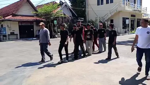 Polres Cirebon Kota Ringkus 10 Pelaku Kekerasan Karanggetas dalam Waktu Kurang dari 24 Jam ​CIREBON – Satuan Reskrim Polres Cirebon Kota berhasil menangkap sepuluh terduga pelaku kekerasan dan pengrusakan yang sempat viral di media sosial. Para pelaku diamankan di kawasan Kelurahan Panjunan pada Sabtu (18/10/2025), hanya dalam waktu kurang dari 24 jam setelah kejadian. ​Kasus ini bermula dari laporan korban, V. N., seorang karyawan swasta, yang mobilnya dirusak di Jalan Karanggetas pada Jumat malam (17/10/2025). Korban melaporkan bahwa ia dihadang dan dikejar oleh sekelompok pemuda hingga menyebabkan kerugian material sekitar Rp3 juta. ​Kasat Reskrim Polres Cirebon Kota, AKP Adam Gana, membenarkan penangkapan cepat ini.  