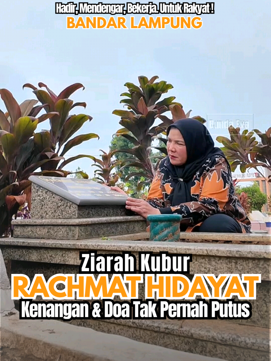 Bersama keluarga, Bunda berziarah ke makam almarhum putra tercinta, Rachmat Hidayat, yang seandainya masih ada, tahun ini berusia 33 tahun. Tak terasa waktu berlalu, namun kenangan dan kasih sayangnya tetap hidup di hati Bunda setiap hari. Dari semangat dan kebaikan almarhum, lahir banyak inspirasi — mulai dari Majelis Taklim Rachmat Hidayat hingga program sekolah gratis untuk anak-anak Bandar Lampung. Semoga segala amal dan kebaikanmu menjadi cahaya abadi di sisi Allah SWT. Engkau selalu ada dalam doa dan setiap langkah perjuangan Bunda. 🤍 #BundaEva  #WalikotaBandarLampung #RachmatHidayat #ziarahkubur #fyp 