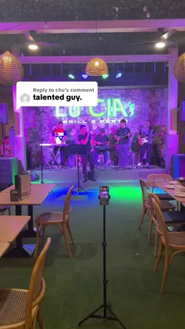 Replying to @chu yessss.   Weekdays yan walang tao nung dumating kame, niyaya sya ng banda para kumanta, di yan gig or concert or show, customer sya jan