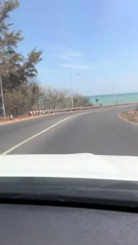 Cung đường đèo nước ngọt Đây là một đoạn đèo ngắn (khoảng 5 km) với cảnh “một bên là núi, một bên là biển” rất đặc trưng. #conduongdepnhatvietnam #dulichvietnam #deonuocngotlonghai 