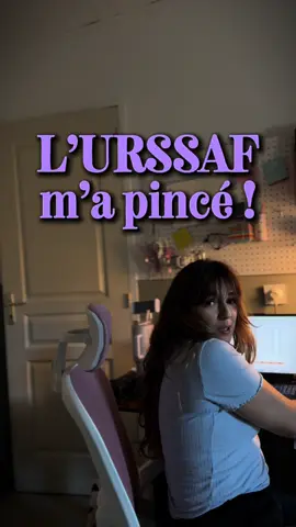 🧾 « L’URSSAF m’a pincé ! » 😅 Tu pensais être tranquille avec ton statut de LMNP ? Détrompe-toi 👀 👉 Petit rappel ultra concret : En location courte durée, dès que tes revenus dépassent 23 000 € par an, tu dois obligatoirement t’affilier à l’URSSAF, que tu sois LMNP (Loueur Meublé Non Professionnel) ou LMP (Loueur Meublé Professionnel). 💡 La différence entre les deux : 	•	LMNP → Tu gagnes moins de 23 000 € ou tes revenus locatifs < 50 % des revenus du foyer. 	•	LMP → Tu gagnes plus de 23 000 € et tes revenus locatifs > 50 % des revenus du foyer. Mais attention ⚠️ : Même si tu restes LMNP, l’URSSAF te réclamera quand même des cotisations sociales dès que tu dépasses le fameux seuil des 23 000 €. Pourquoi ? Parce que tu exerces une activité de nature commerciale, et donc tu es considéré comme travailleur indépendant. 💬 En clair : 23 000 € = déclencheur d’affiliation obligatoire Pas de limite, pas d’exception, même si tu ne fais « que » quelques locations saisonnières. 👉 Si tu veux éviter une mauvaise surprise du style “l’URSSAF m’a pincé !”, anticipe : déclare-toi sur autoentrepreneur.urssaf.fr ou via ton centre des impôts pour être en règle dès le départ. #urssaf #lmnp #lmp #locationcourteduree #airbnbfrance      