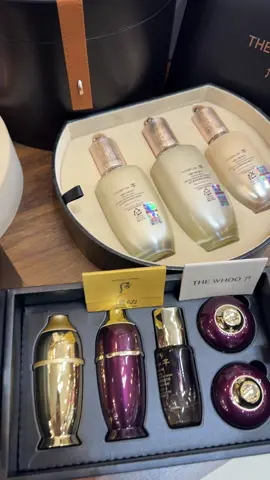 ✨ SIÊU PHẨM WHOO ULTIMATE 2 TẦNG – ĐẲNG CẤP KHÔNG TÌ VẾT ✨ 💼 Cốp vali trơn chu, sang trọng – chuẩn hàng cao cấp 🌸 Set Whoo Cheonyuldan Ultimate Rejuvenating 👉 Bộ dưỡng tái sinh, chống lão hoá đắt giá nhất của Whoo 👉 Giúp da sáng mịn, tăng đàn hồi, săn chắc và căng bóng chỉ sau 1–2 tuần 👉 Phù hợp cho mọi loại da, đặc biệt mẹ bầu – sau sinh, da khô ráp, thiếu sức sống 💎 Thành phần quý hiếm:  • Thiên Khí bí đơn – 26 nguyên liệu bí truyền của Từ Hy Thái hậu  • Lộc nhung phân cốt, sâm núi ngọc châu  • Bài thuốc chống lão hoá từ cổ thư Hoàng Thất 🔴 Full Set 2 tầng gồm:  • Nước hoa hồng tái sinh 150ml + 25ml  • Sữa dưỡng tái sinh 110ml + 25ml  • Tinh chất tái sinh 50ml + 8ml  • Kem dưỡng 60ml + 10ml  • Kem mắt tái sinh 20ml  • Mặt nạ ngủ 30ml  • Tinh chất vàng HLC 7ml  • Kem mặt hoàn lưu cao 4ml  • Kem mắt hoàn lưu cao 4ml  • Tinh dầu hoàn lưu cao 7ml  • First care hoàn lưu cao 15ml  • Hộp vali mỹ phẩm cao cấp – sang trọng, hiện đại#TheWhoo #OhuiStore 