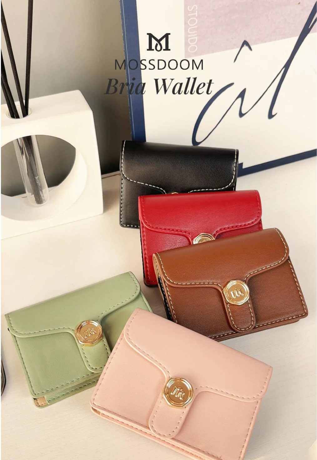 💼 Bria Wallet — simple, classy, and made for every occasion ✨ Dengan desain elegan dan kompartemen yang rapi, Bria jadi teman sempurna untuk menyimpan semua keperluanmu dengan gaya. 💬 Warna mana yang paling kamu suka dari Bria Wallet? #MossdoomIndonesia #TimelessElegance #WIBGajian #GajianSale #MOSSDOOMDAY 