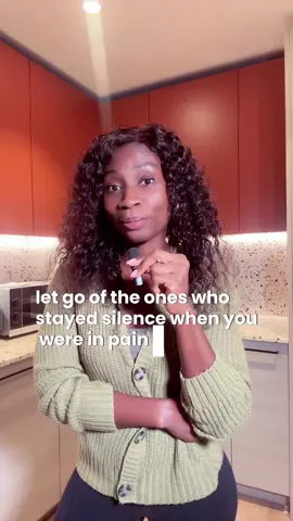Who agrees? Silence reveals more than words ever could 💭 Pay attention to who disappears when it gets heavy. That’s your clarity. Follow @sayswithsassy for more love & sense 💅🏾 #SaysWithSassy #RealTalkWithSense #HealingJourney #SoftGrowth #BoundariesMatter 