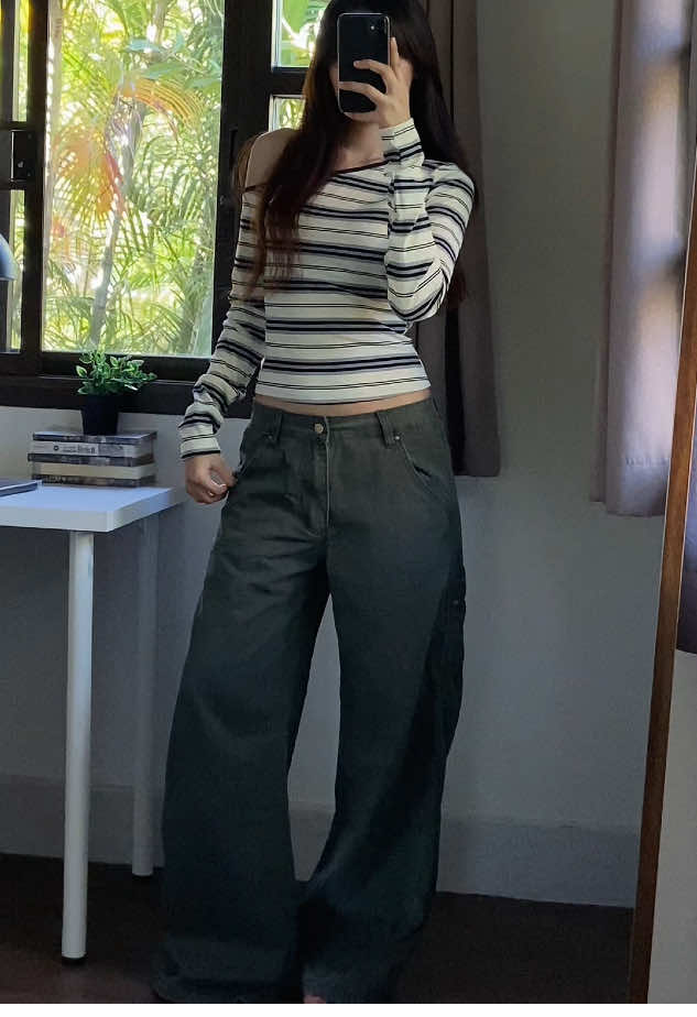 #เสื้อปาดไหล่ #กางเกงคาร์โก้ 