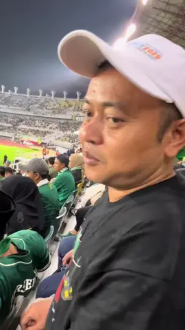 Oknum Bonek hina Badru di Stadion GBT  Benci sama Club lain boleh dan sah saja tapi jangan kekurangan fisik seseorang dihina dong.  Badru mah mau dimana aja bebas, jangankan sama club bola, lagi demi aja dia bisa di kubu polisi bisa di Mahasiswa dan STM. Kelebihan dia bisa bikin adem semua klompok kok.  Jahat nih orang.  #badru  @greenforce492  @persebayastoreofficial 