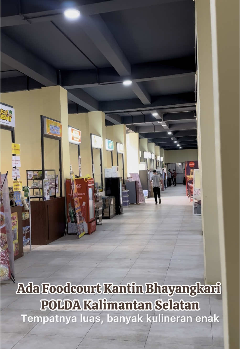 Di Polda Kalsel ada hidden gem foodcourt yg luas dan nyaman buat nyantai , pilihan kulinerannya juga banyak salah satunya yg nikmat banar di stand Jati Ayom. Nasi Ayam ungkep Lalapan start 20 ribuan aja udh pake serundeng dan kol goreng. Uwawww . . IG : @jatiayom_banjarmasin Alamat: Foodcourt Bhayangkari Polda Kalsel Jam Buka: 07.30-16.00 No/wa (pesan online) : +62 852-9948-4315 Tersedia di Gofood dan Grabfood nasi ayam lalapan, ayam kampung lalapan, bebek lalapan . . . #banjarbarufoodies #kantinpoldakalsel #banjarbaru #kantinbhayangkari #foodcourtpoldakalsel 