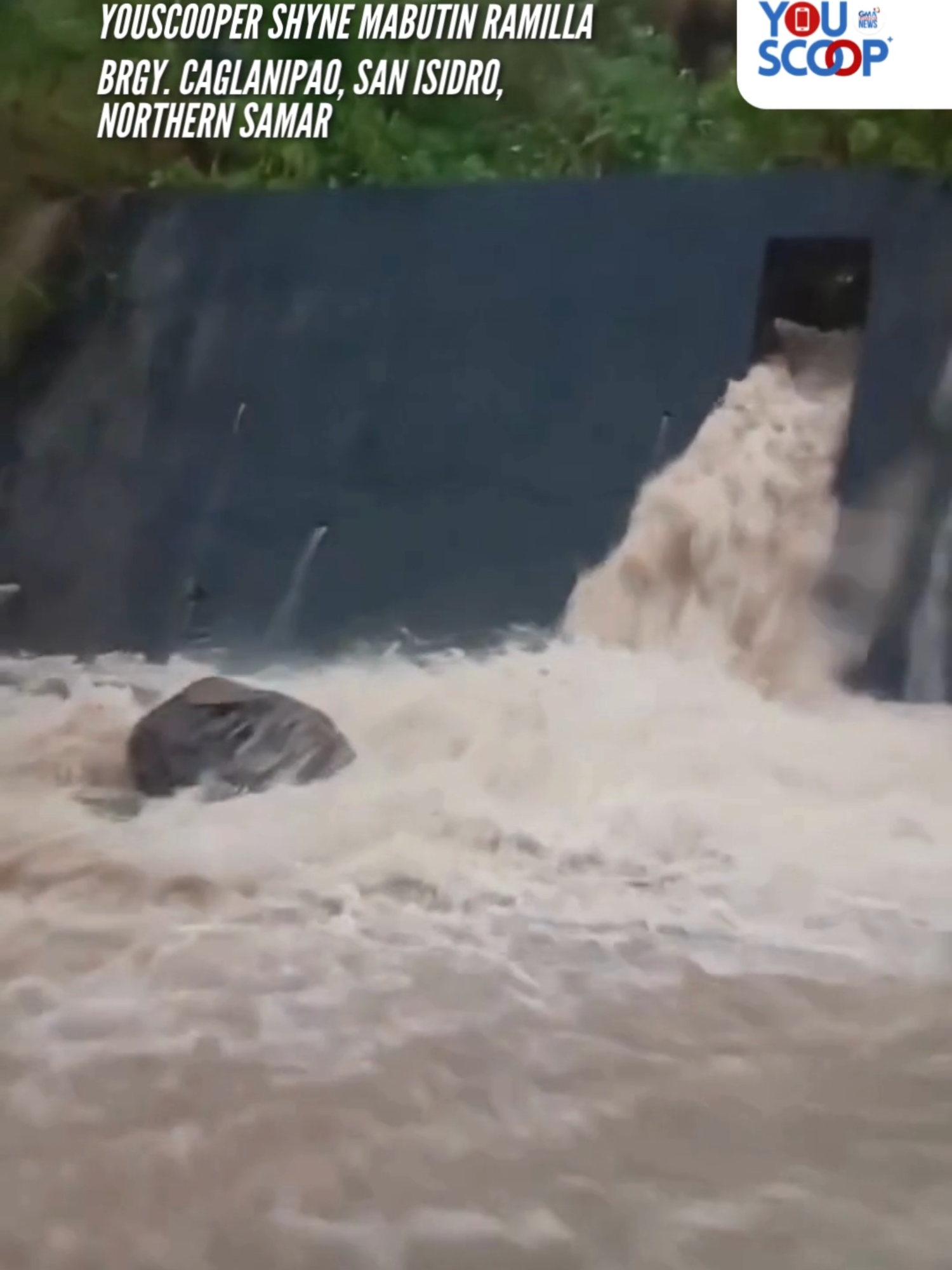 PANOORIN: Ragasa ng tubig at malalaking bato mula sa bahagi ng bundok ang bumuhos sa isang kalsada sa Brgy. Caglanipao, San Isidro, Northern Samar dahil sa malakas at tuloy-tuloy na pag-ulan kahapon, Oct. 18, 2025, base sa video na nakuhanan ni YouScooper Shyne Mabutin Ramilla. Makikita sa video ni YouScooper Shyne na hindi na madaanan ang isang parte ng kalsada dahil sa mga malalaking bato na nakaharang dito. #YouScoop COURTESY: YouScooper Shyne Mabutin Ramilla #GMANews