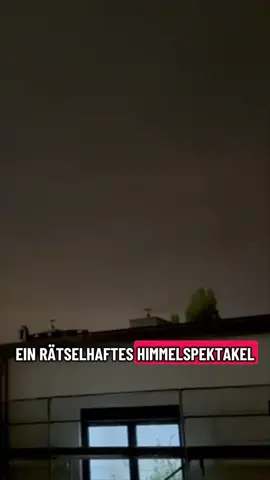 Über dem Saarland spielt sich seit Tagen etwas Mysteriöses ab 👀💡 Immer mehr Menschen sehen nachts tanzende Lichter am Himmel – kreisend, flackernd, teilweise kilometerweit sichtbar. Niemand weiß, woher sie kommen. Keine Veranstaltung, kein Konzert, kein offizieller Eintrag. Polizei? Weiß von nichts. Aber Videos und Fotos häufen sich. Was steckt hinter dem Phänomen? Laser? Werbung? Oder etwas ganz anderes? 🤔 📍Gesehen u. a. in Saarbrücken, Dudweiler, Neunkirchen, Püttlingen und Fischbach. Schick uns dein Video, wenn du’s auch gesehen hast! 👉 redaktion@blaulichtreport-saarland.de oder schreibe uns auf unseren Socials.