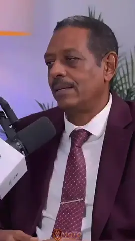 يقدم الدكتور معاذ شرفي، الخبير النفسي، تحليلاً دقيقاً ومؤثراً حول تداعيات تعاطي المخدرات، مؤكداً أن الإدمان يتعارض جوهرياً مع القدرة على العمل والإنتاج والإبداع. أبرز النقاط: الوهم مقابل الواقع: المتعاطي يعيش في خياله أكثر من الواقع، ويزعم قدرته على الإبداع والإنتاج، وهو ما ينفيه الدكتور شرفي جملةً وتفصيلاً. غياب الزمن والمسؤولية: الإدمان يفقد المتعاطي الإحساس بالزمن والمسؤولية والالتزامات، مما يؤدي إلى خسارة كل من حوله ووضعه خارج مسار النجاح. ترويج خاطئ للإبداع: ينتقد الدكتور شرفي الفكرة الشائعة التي تروج للمخدرات كمحفز للإبداع أو التركيز (القراءة والمذاكرة)، مشيراً إلى أن تخدير العقل لا يمكن أن يؤدي إلى الإبداع بل إلى تعطيل الإمكانيات. زيادة العنف والأوهام: المخدرات تزيد من العنف، وتتسبب في أوهام وشكوك (Delusions of Suspicion)، مما يجعله يشك في أقرب الناس إليه (زوجته مثلاً)، ويعيش في حالة دائمة من التوجس والوساوس. طريق العلاج: يؤكد الدكتور معاذ على ضرورة تضامن المحيطين مع المدمن وإقناعه تدريجياً بالعلاج، بدءاً من العلاج الدوائي والنفسي الأساسي، ثم مرحلة التأهيل وإعادة الإدماج في المجتمع للعثور على الوظيفة المناسبة. الخطر الداخلي: يختتم بالقول بأن المتعاطي يشعر بالضرر لكنه لا يعرف كيف يعالجه، وأن الإدمان يجعله غير قادر على الاستمرار والحياة بشكل طبيعي. رسالة قوية لإنقاذ شبابنا ومجتمعنا من آفة المخدرات! #المخدرات_تدمير #الإدمان_ليس_إبداعاً #دكتور_معاذ_شرفي #الوعي_بالمخدرات #العلاج_النفسي 