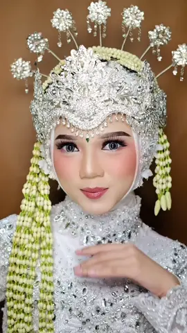 Jangan lupa Booking di emji ya😉❤️ #emjimakeup #fypage #muatangerangkota #privatemakeup #makeupwedding #MakeupTransformation 