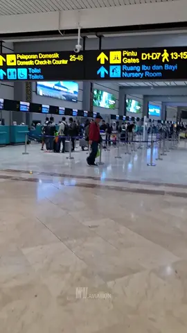 Flight dari Jakarta ke Manado dengan Batik Air ID6280 menggunakan pesawat Airbus A320-200 PK-BKG. Walaupun delay lumayan lama (jadwal jam 08.50 tapi baru terbang jam 11.25), tapi pesawat landing dengan aman di bandara internasional Sam Ratulangi Manado. #pesawat #batikair #delay #manado #jakarta #flight #naikpesawat #mwaviation #airbus #travel 