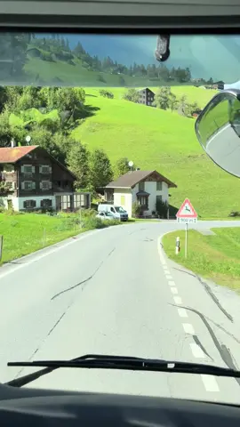 ☀️Das Safiental Richtung Versam ist eine der schönsten Strecken in Graubünden – eine wilde, ursprüngliche Alpenlandschaft, die sich vom hinteren Tal bei Safien Platz hinunterzieht bis zur imposanten Versamer Schlucht (Rheinschlucht / Ruinaulta). 🌲 Dichte Wälder, Felsen und wilde Bergbäche 🏔️ Steile Hänge mit Aussicht auf die Rheinschlucht 🌄 Sonnenstrahlen, die am späten Nachmittag golden durch das Tal brechen.  @🇨🇭Nicole🎧Team DJ Torsten🎧❤️‍🔥 #Safiental #Versam #Graubünden SchweizerBerge #Alpenpanorama