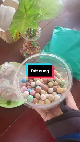 Đất nung đủ màu sắc đẹp chưa cả nhà. Thêm vài hạt vào lọ thuỷ sinh trang trí thêm sinh động cả nhà nè #dungdichthuycanh #chauthuysinh #lothuytinh #datnung 